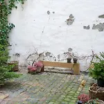 Апартаменты Flat With Cobbled Courtyard In