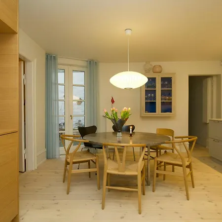 Flat With Cobbled Courtyard In