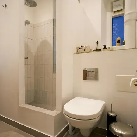Apartamento Med Brolagt Gard I Hjertet Af
