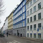 Flat With Cobbled Courtyard In Lägenhet