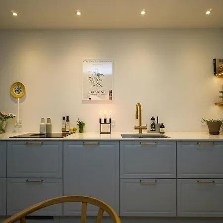 Apartamento Med Brolagt Gard I Hjertet Af *