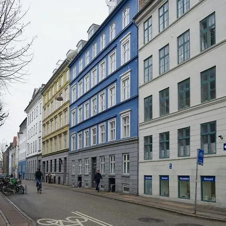 Med Brolagt Gard I Hjertet Af Apartamento
