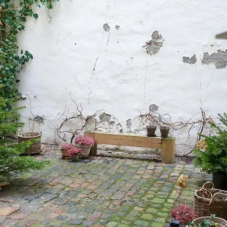 Apartamento Med Brolagt Gard I Hjertet Af